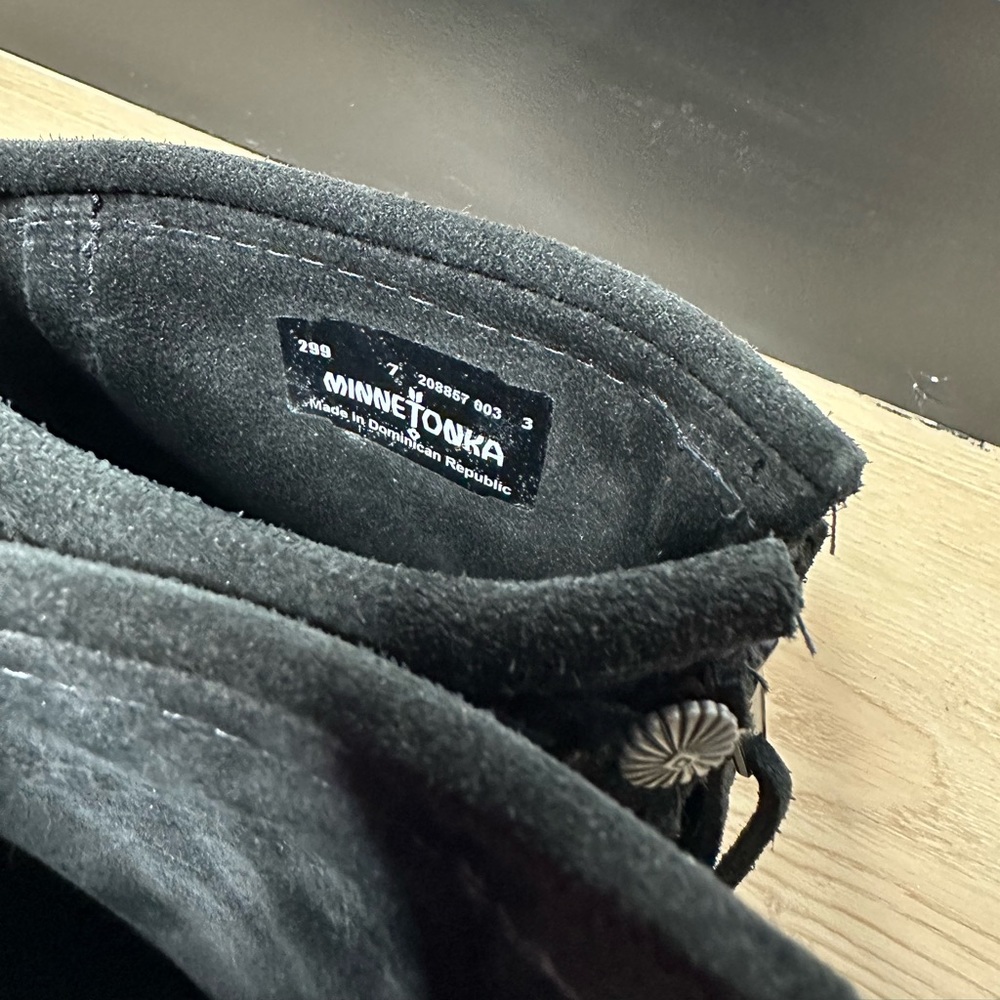 NEW Minnetonka Black Ankle Moccasins Size 7 - Picture 5 of 6